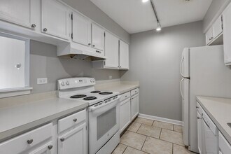 1444 Stonebridge Cir in Wheaton, IL - Building Photo - Building Photo