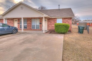 828 Russell Cir in Norman, OK - Building Photo