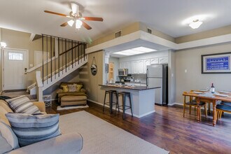 2008 Jones Rd in Austin, TX - Building Photo - Building Photo