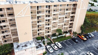 7076 Huntington Ln in Delray Beach, FL - Building Photo - Building Photo