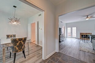 600 Wilcrest Dr in Houston, TX - Building Photo