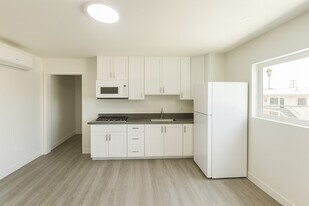 11201 S Main St in Los Angeles, CA - Building Photo