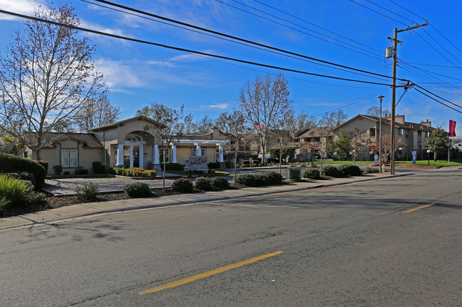 Autumn Woods Apartments in Carmichael, CA - Foto de edificio - Building Photo