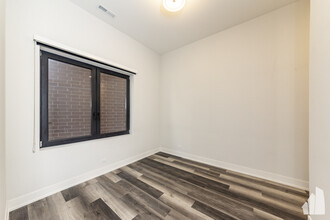 2322 N Clark St, Unit 310 in Chicago, IL - Foto de edificio - Building Photo