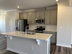 318 Leland Crst Dr in Apex, NC - Building Photo - Building Photo