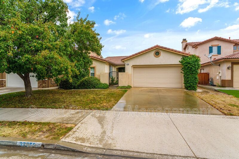 37775 Amber Ln in Murrieta, CA - Foto de edificio