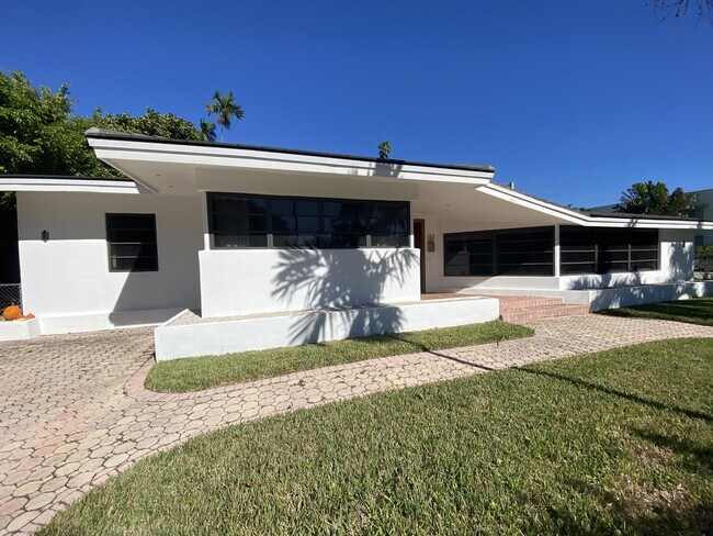 1101 Bay Dr in Miami Beach, FL - Building Photo - Building Photo