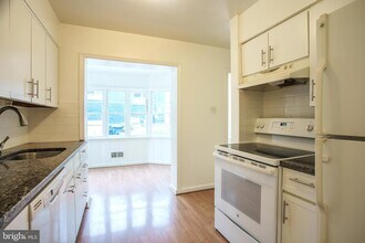 5205 Saratoga Ave, Unit 1005-H in Chevy Chase, MD - Building Photo - Building Photo