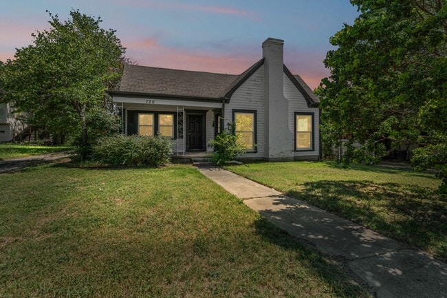 property at 720 E Walnut St