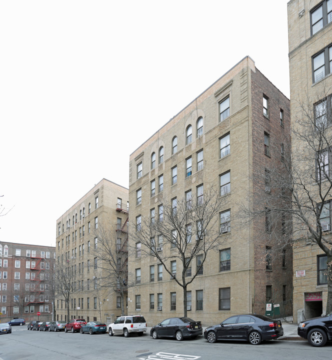 Phyllis Court in Bronx, NY - Building Photo