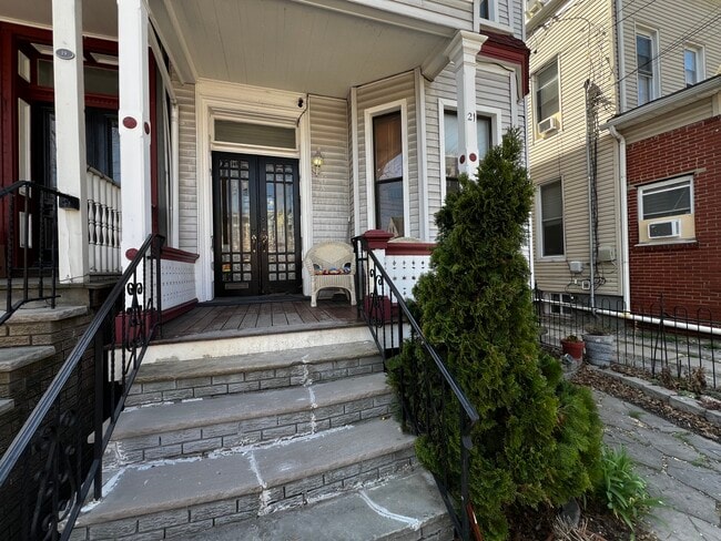21 Sherman Pl in Jersey City, NJ - Foto de edificio - Building Photo