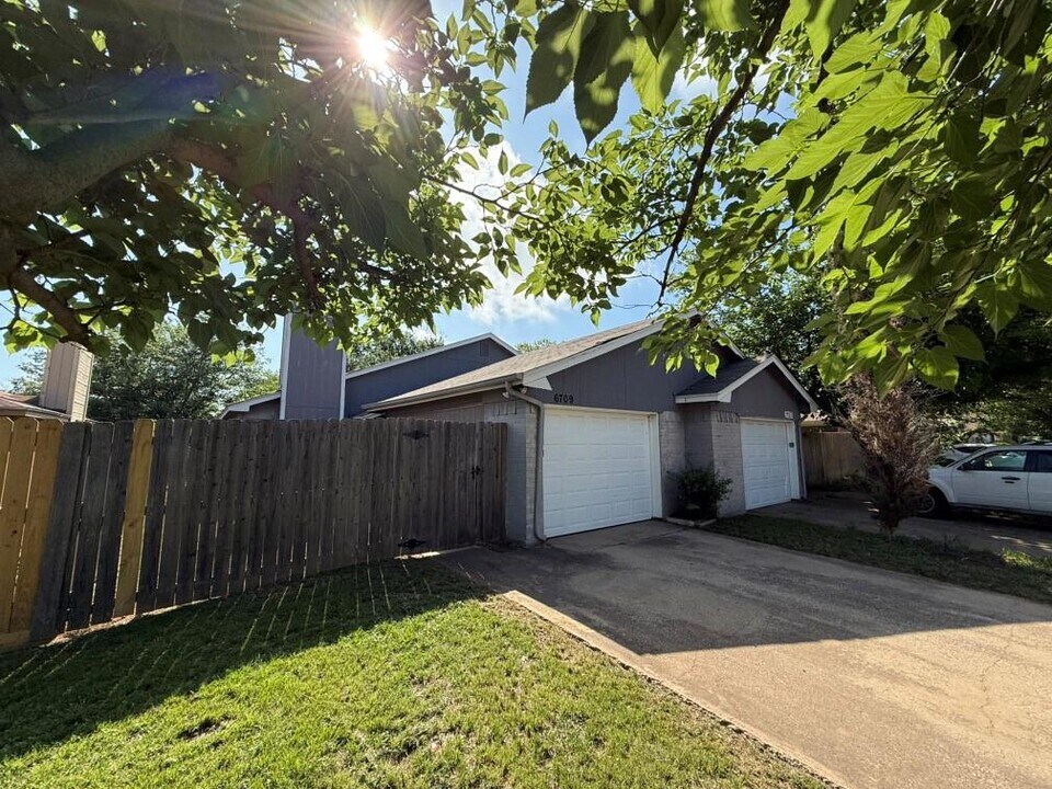 6709 S Creek Dr in Fort Worth, TX - Building Photo