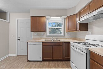 1122 S Meridian St in Indianapolis, IN - Foto de edificio - Building Photo