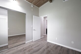 5014 Chaparral Way in San Diego, CA - Building Photo - Building Photo