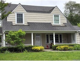 4 Addison Ln in Greenvale, NY - Building Photo