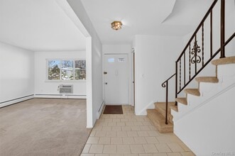 126 Coachlight Square in Montrose, NY - Building Photo - Building Photo