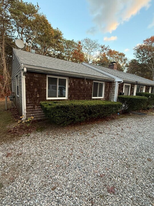 206-208-208 Higgins Crowell Rd in Yarmouth, MA - Building Photo