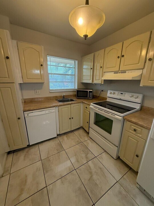 2060 NW 81st Ave in Pembroke Pines, FL - Building Photo