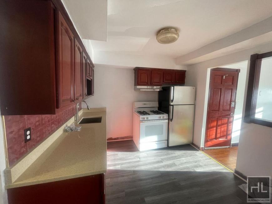 467 Pine St in Brooklyn, NY - Building Photo