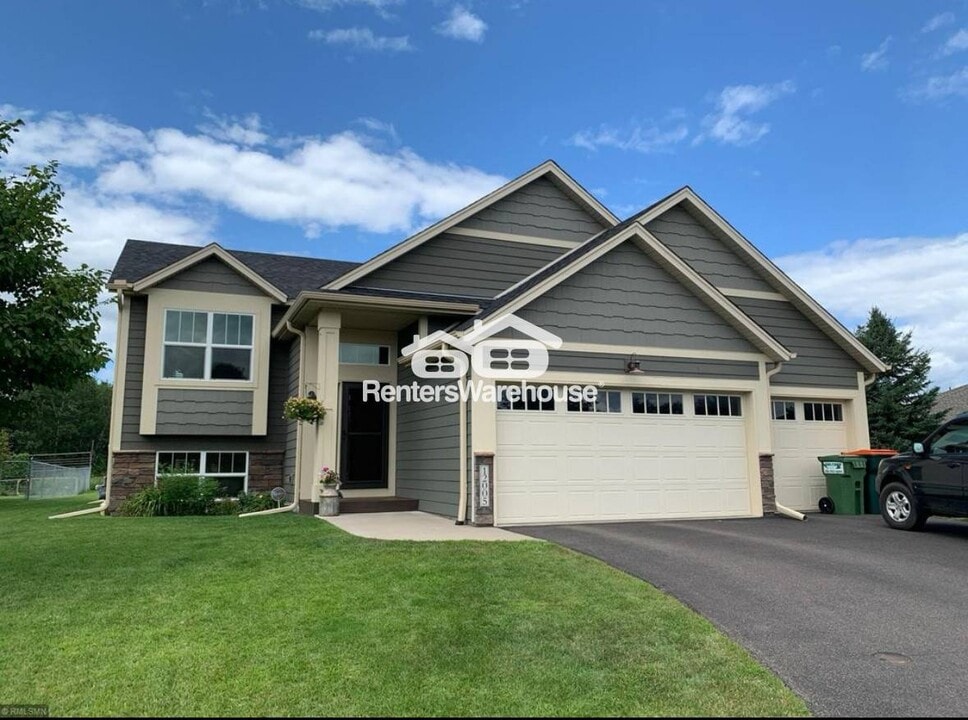 12005 Urbank Cir NE in Blaine, MN - Building Photo