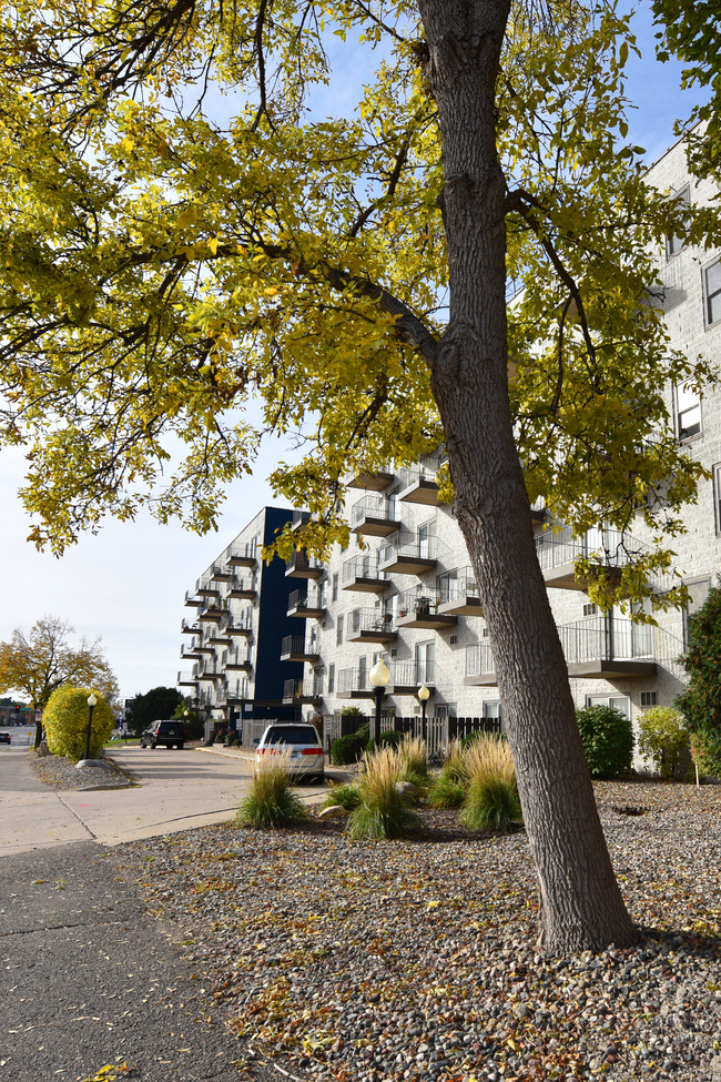 Knollwood Towers East Apartments in Hopkins, MN - Foto de edificio - Building Photo