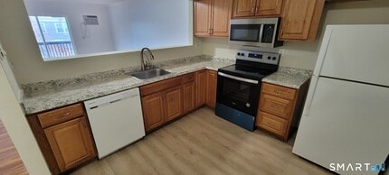 8 Scuppo Rd in Danbury, CT - Building Photo - Building Photo