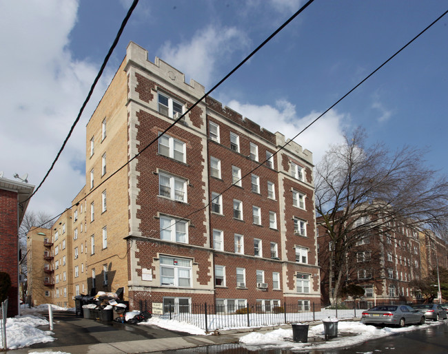 Tudor Court in Elizabeth, NJ - Foto de edificio - Building Photo