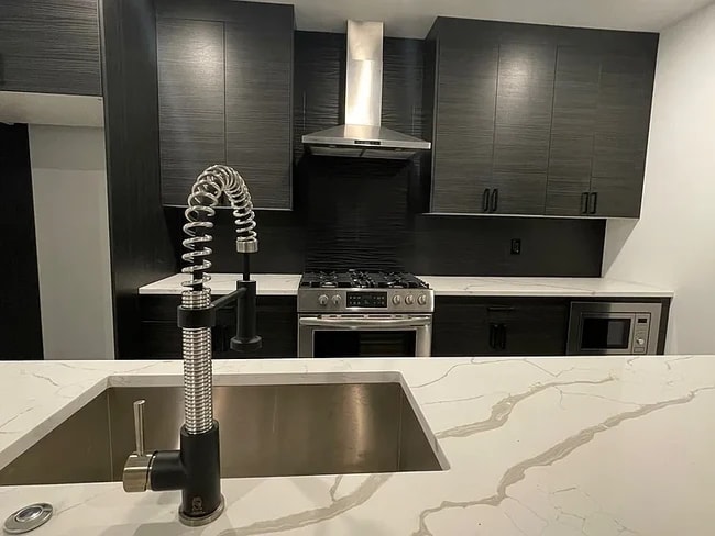 12 Montvale Ave in Woburn, MA - Foto de edificio - Building Photo