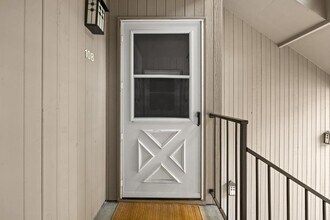 4000 Carman Dr in Lake Oswego, OR - Foto de edificio - Building Photo