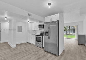 9371 Fontainebleau Blvd, Unit 1101 in Miami, FL - Building Photo