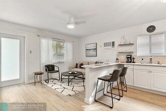 1215 NE 17th Ave, Unit 8 in Fort Lauderdale, FL - Building Photo - Building Photo