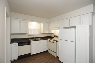 Canyon Creek Apartments in Kansas City, MO - Building Photo - Interior Photo