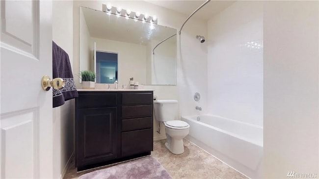 18501 SE Newport Way in Issaquah, WA - Building Photo - Building Photo