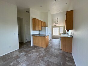5096 Larch Ln in Klamath Falls, OR - Foto de edificio - Building Photo