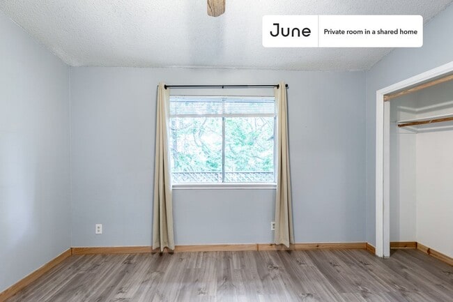 Room in Shared 3 bed/1.5 bath home in Austin, TX - Building Photo - Building Photo