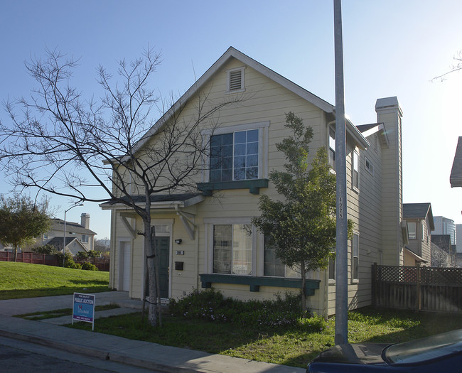 984 Village Cir in Oakland, CA - Foto de edificio - Building Photo