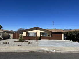 217 Spruce St in Tehachapi, CA - Building Photo