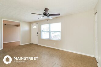 8360 Red Holly Ln in Jacksonville, FL - Building Photo - Building Photo