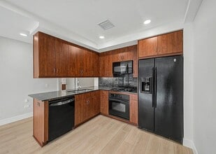 7147 E Rancho Vista Dr in Scottsdale, AZ - Building Photo - Building Photo