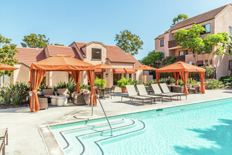 Berkeley-Columbia Court Apartments in Irvine, CA - Foto de edificio - Building Photo