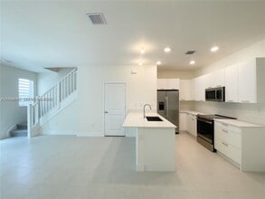 4536 NW 83rd Psge in Doral, FL - Building Photo - Building Photo
