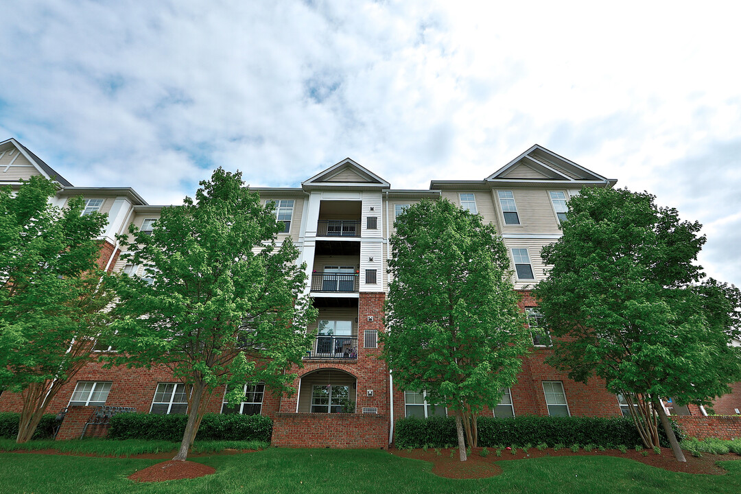 The Point at Herndon in Herndon, VA - Building Photo