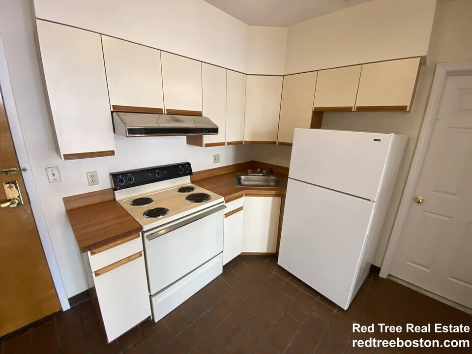 81 Essex St in Boston, MA - Building Photo