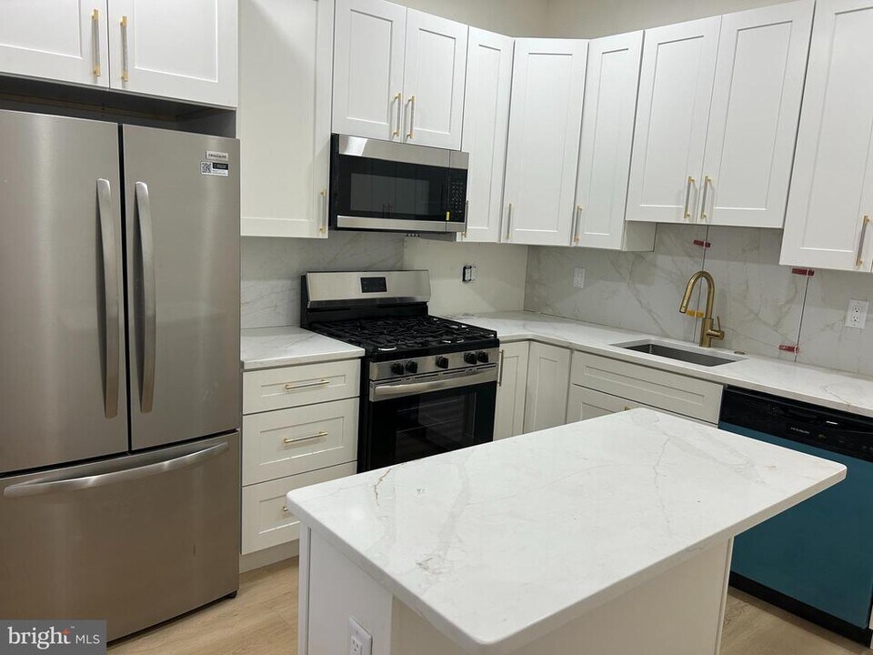 2214 S 17th St in Philadelphia, PA - Building Photo