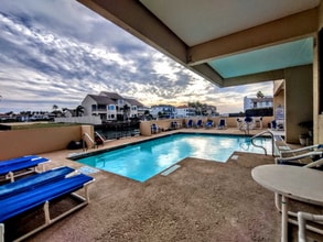 6403 Padre Blvd in South Padre Island, TX - Foto de edificio - Building Photo