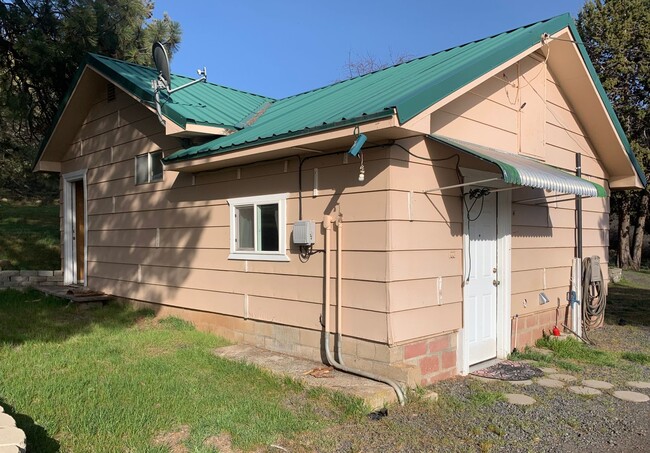 14909 Clover Creek Rd in Klamath Falls, OR - Foto de edificio - Building Photo