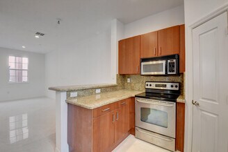 3213 NE 5th St-Unit -201 in Pompano Beach, FL - Building Photo - Building Photo