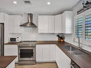 2400 NE 36th St in Lighthouse Point, FL - Building Photo - Building Photo