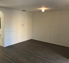 8043 W 36th Ave in Hialeah, FL - Foto de edificio - Building Photo