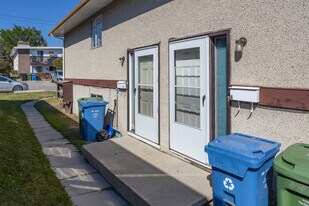 11435D 8 St SW in Calgary, AB - Building Photo